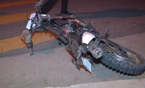 Motociclista voló por los aires tras chocar contra el pretil de una ...
