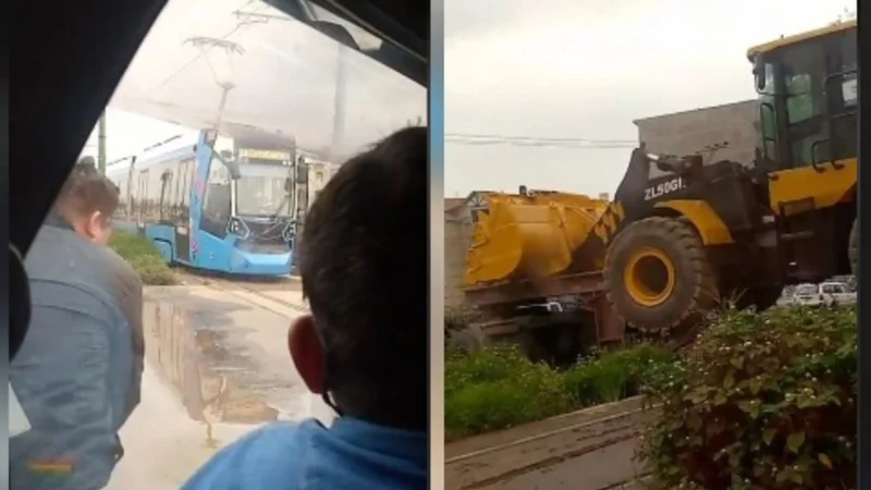 ¡Terrible! Un tráiler con maquinaria pesada se atascó en las vías del Tren Metropolitano