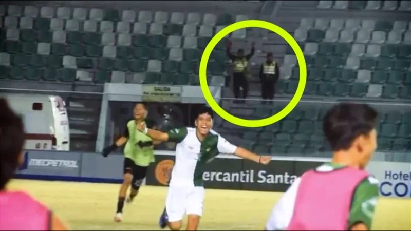 Momento cuando los jugadores de Tahuichi corren a abrazarse y el efectivo celebra en las graderías. Foto: Internet.