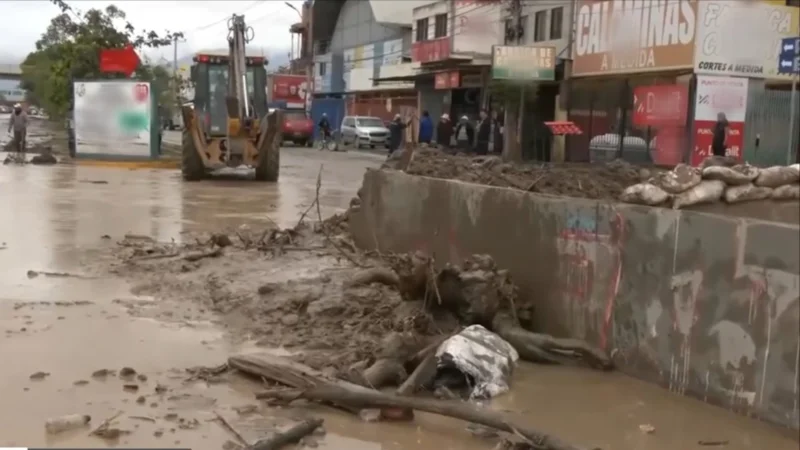 Desplazaron maquinaria para contener desborde de torrentera en Colcapirhua