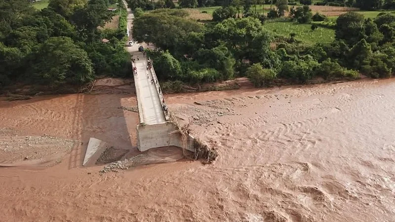 Puente destruido por crecida de los ríos. Foto: Internet