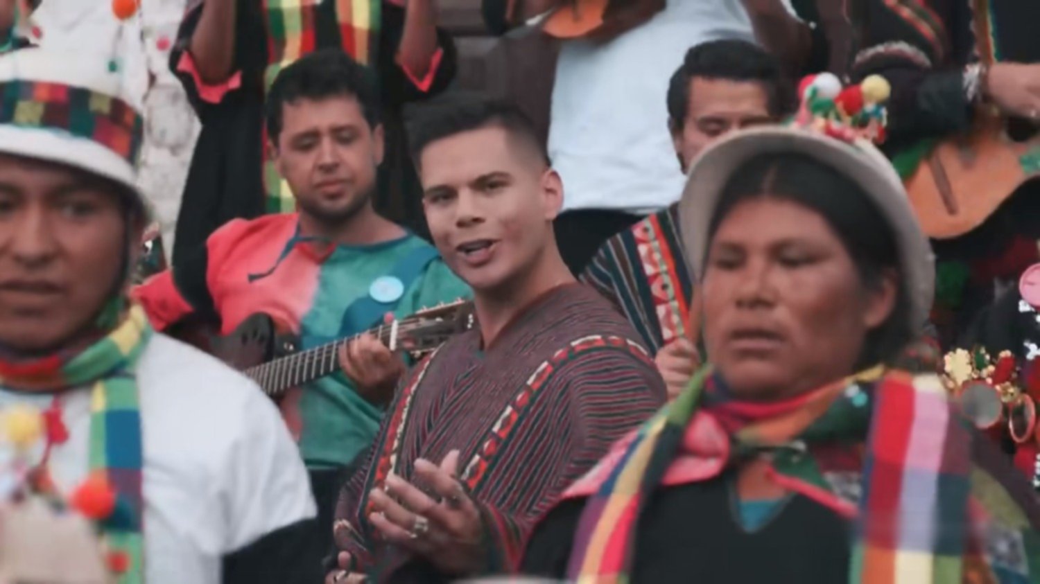 VIDEO] Chila Jatun recibe condecoración por su tema “Morenita Vanidosa”,  grabado junto a Albertina Sacaca - Red Uno de Bolivia