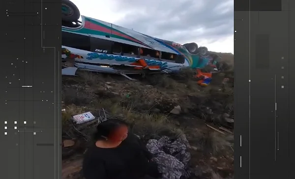 Bus cae a un barranco en la carretera a Cochabamba - Sucre y deja tres ...