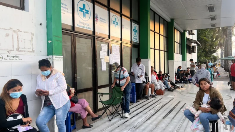 Ya se forman filas de pacientes tras suspensión del paro de salud en Santa Cruz