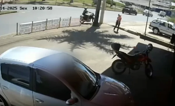 VIDEO: Motociclista perdió la vida tras estrellarse contra un poste de ...