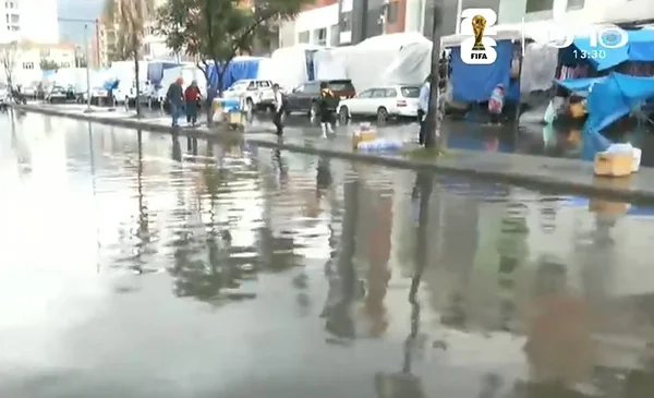 Fuerte lluvia y granizo anegan calles y negocios en el centro de ...