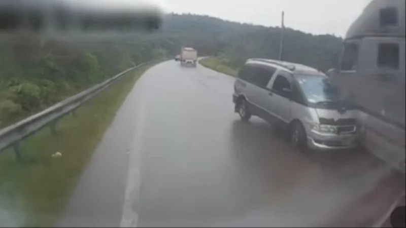 ¡Imágenes terribles! Minibús con maniobras peligrosas provocó accidente en la carretera Santa Cruz – Cochabamba