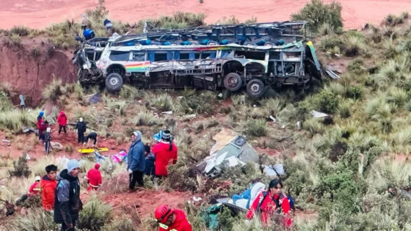 Sube a 25 la cifra de fallecidos del trágico embarrancamiento de un bus en Potosí