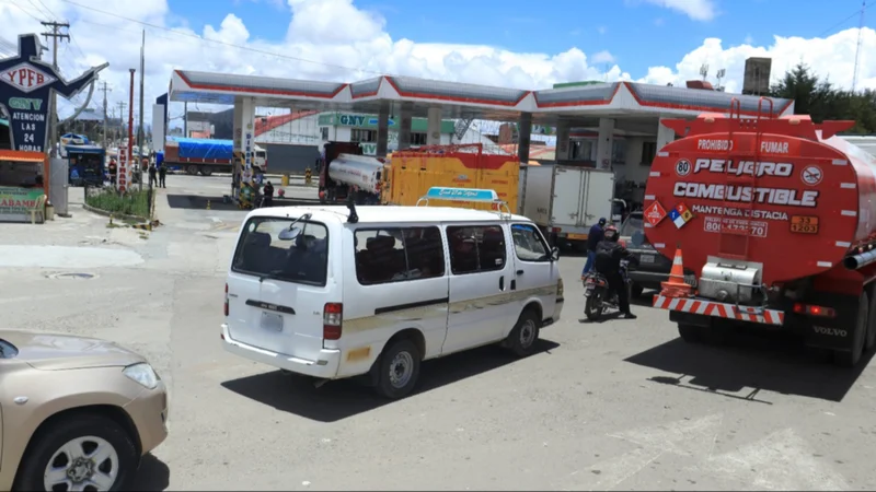 Conductores esperan hasta tres días en las filas de los surtidores en El Alto