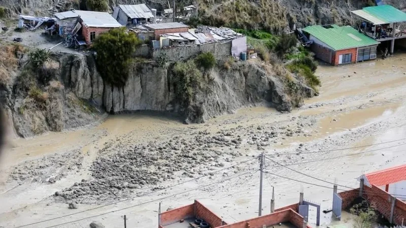 Piden ayuda: deslizamiento sepulta dos viviendas en Bajo Llojeta, La Paz