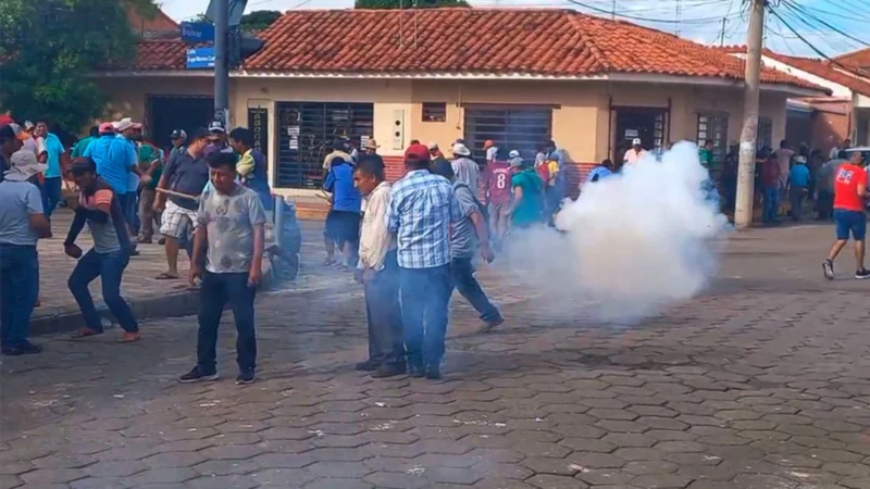 Violento enfrentamiento entre transportistas y funcionarios municipales en Montero