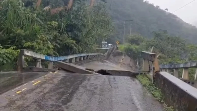 ¡Piden ayuda! Reportan caída del puente Santa Bárbara en la carretera La Paz – Caranavi