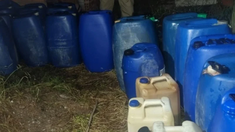 El Alto: Aprehenden a chofer que almacenaba más de 3 mil litros de diésel en su casa