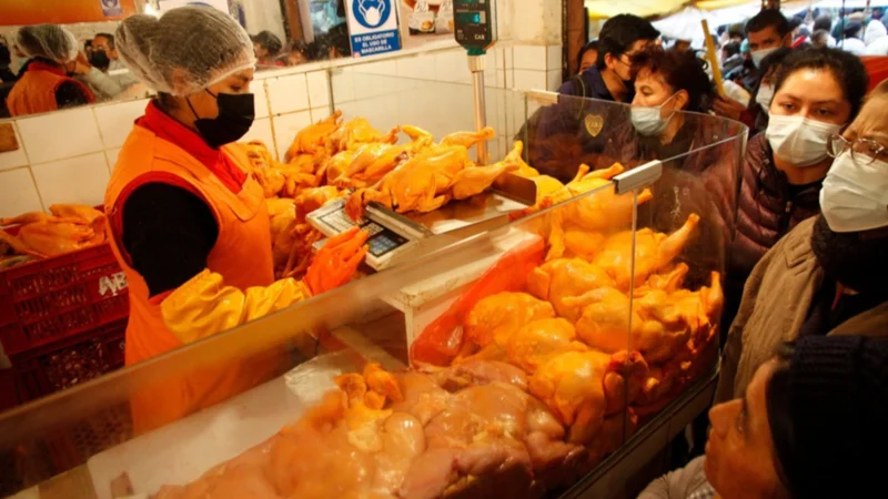  ¡Filas para todo! Amas de casa se quejan por la espera para comprar carne de pollo