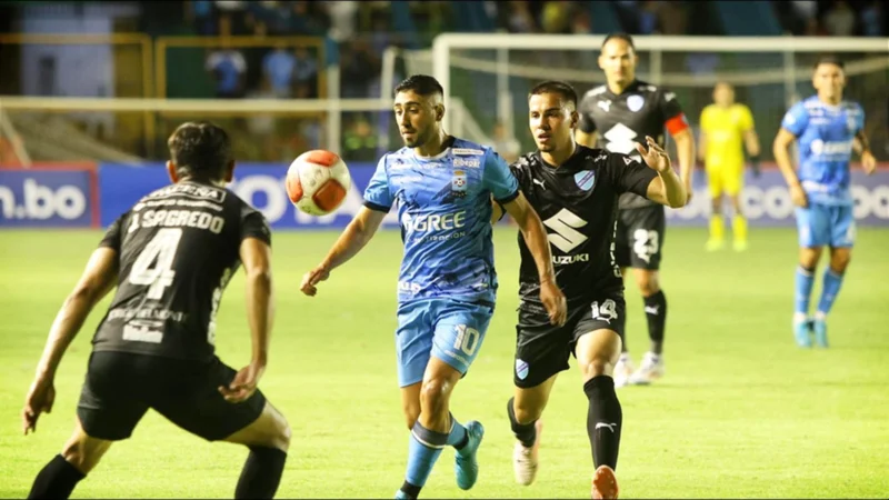 Jugadores de Bolívar y Blooming disputando el balón en la cancha del Tahuichi. Foto: APG.