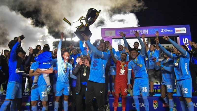 Jugadores de Bolívar campeones del Torneo Amistoso. Foto: APG.