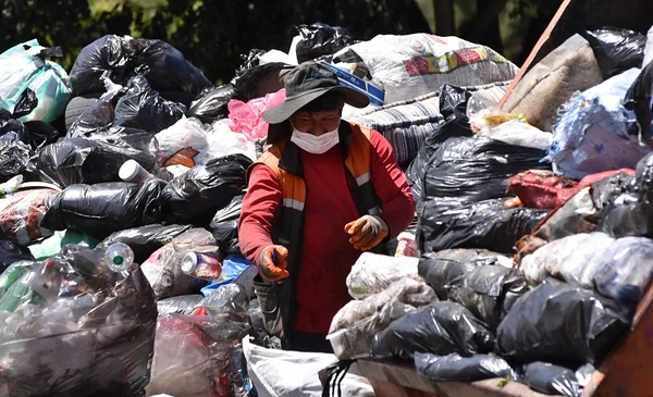 Tercer día de bloqueo en K’ara K’ara: La basura se acumula en las ...