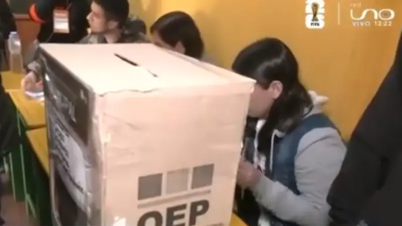 Rompen ánfora en recinto electoral de Cochabamba. Foto: Red Uno Rompen ánfora en recinto electoral de Cochabamba. Foto: Red Uno