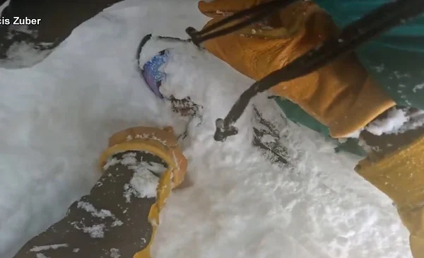 ¡Impactante! Esquiador rescató a un hombre que estaba sepultado bajo la ...