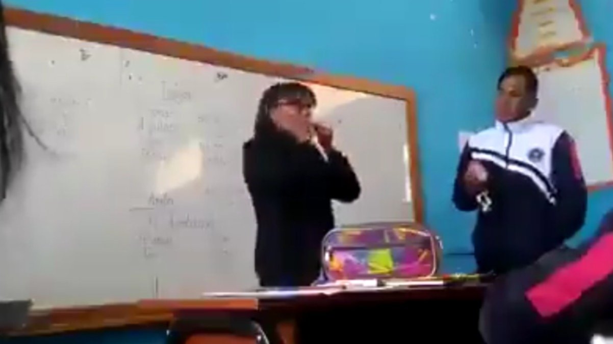 Video: Maestra genera polémica en redes al enseñar cómo usar el  preservativo - Red Uno de Bolivia