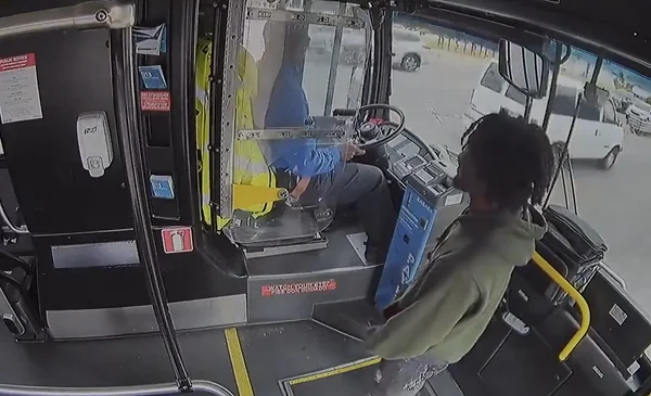Video: Golpeó a conductor de autobús por no dejarlo bajar y provoca un ...