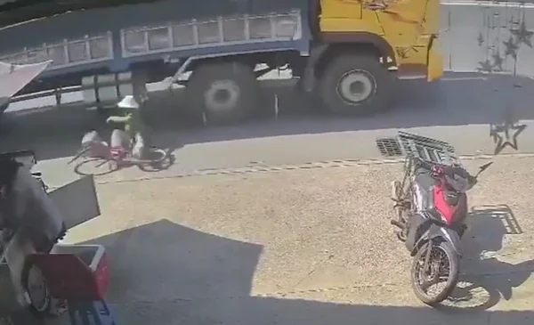 VIDEO: Abuelita en bicicleta perdió el equilibrio y fue atropellada por ...