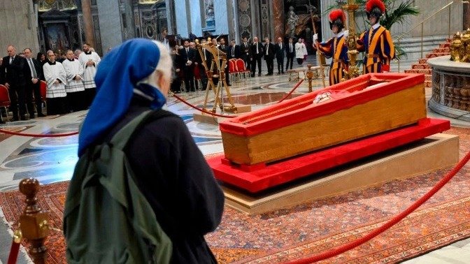 Quién es Geneviéve Jeanningros, la monja que lloró junto a féretro del papa?| Red Uno de Bolivia