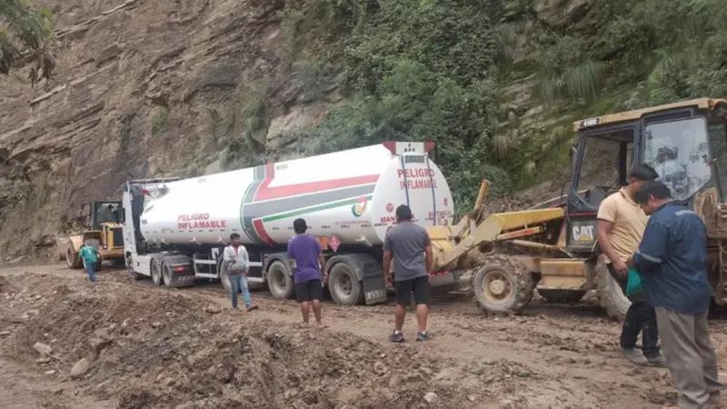 Tramo crítico en Santa Cruz: piden extrema precaución en la ruta a los Valles. Foto ABC. Tramo crítico en Santa Cruz: piden extrema precaución en la ruta a los Valles. Foto ABC.
