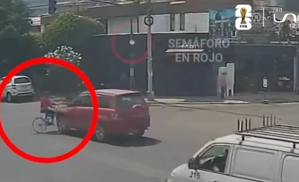 Conductora se pasa semáforo en rojo y atropella a ciclista en ...
