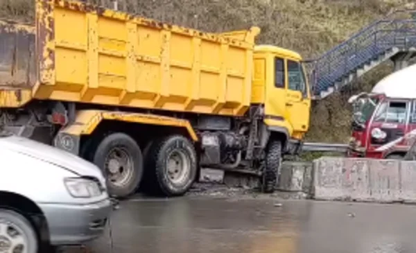 Volqueta pierde el control y choca contra minibús en la autopista La ...