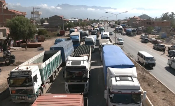 Continúa el bloqueo del transporte pesado pese al acuerdo firmado en La ...