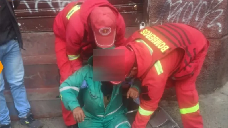 Minibús hace maniobra prohibida y atropella a una trabajadora de limpieza en La Paz