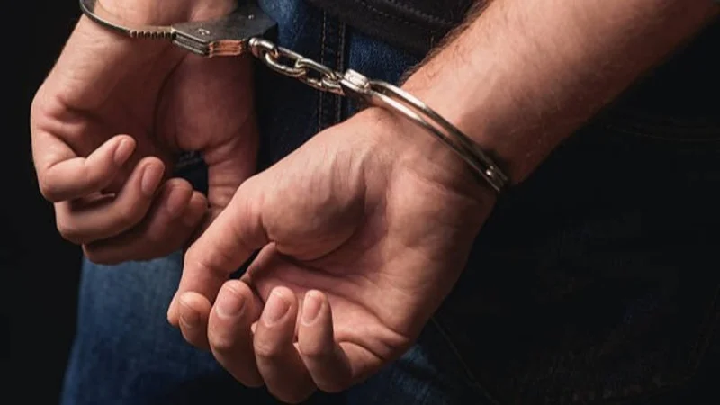 ¡Los atacó con un cuchillo! Un hombre intentó quitar la vida a su pareja y su hijo de dos años