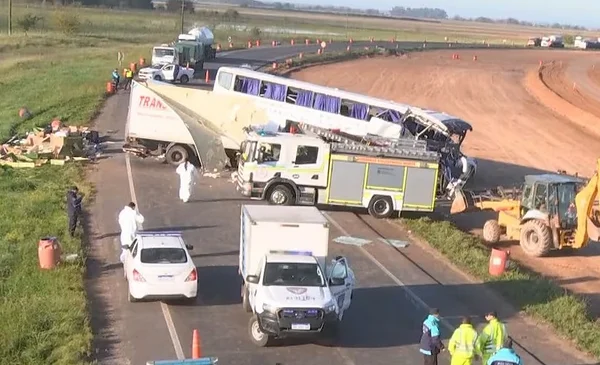 Cuatro muertos y 15 heridos en choque de bus con camión en Argentina ...