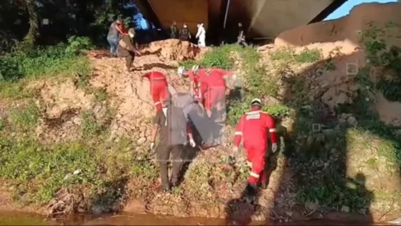 “Unas personas lo lanzaron del puente”: Policía realizó el levantamiento legal del cadáver encontrado en una maleta 
