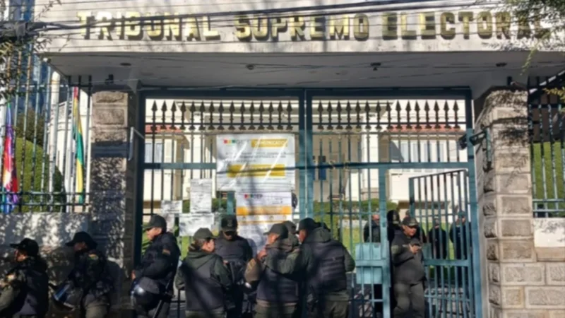 Elecciones: Fuerte resguardo policial en el TSE en el último día de inscripción de candidatos Elecciones: Fuerte resguardo policial en el TSE en el último día de inscripción de candidatos