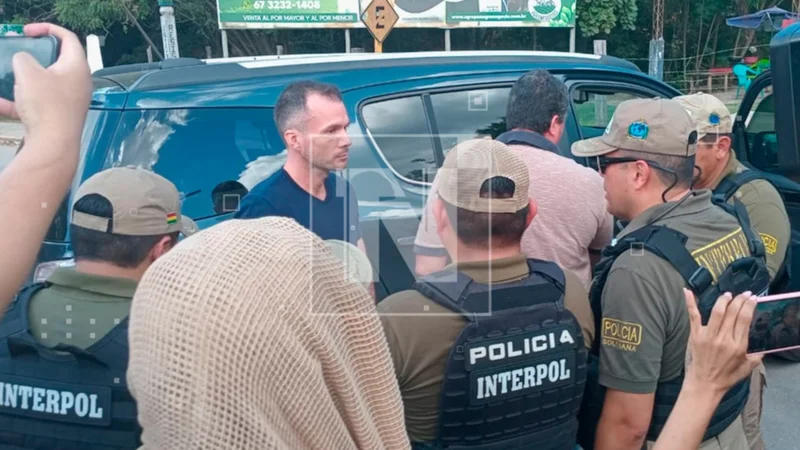 Parada ya está bajo custodia policial y es trasladado a Santa Cruz para enfrentar proceso por ítems fantasmas. FOTO: NTV/RED UNO.