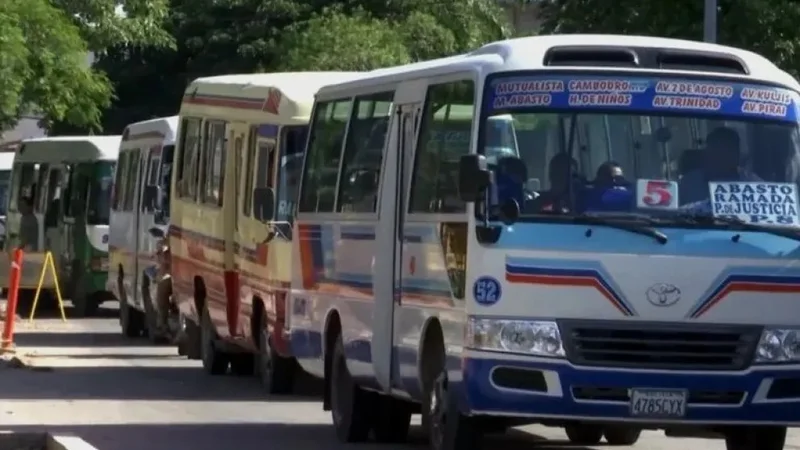 "Sólo el 50% está trabajando": El transporte de Santa Cruz advierte con bloqueos por la falta de diésel