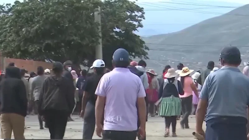 Denuncian cierre con candado en K'ara K'ara y vecinos se enfrentan dejando dos heridos