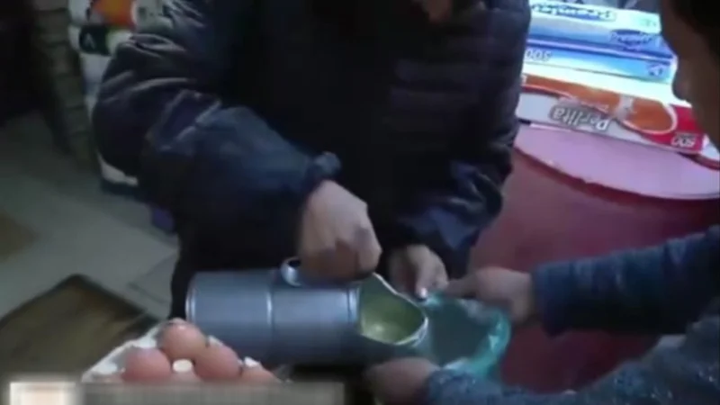 ¡Crece la desesperación! En La Paz, amas de casa compran aceite en bolsas plástica