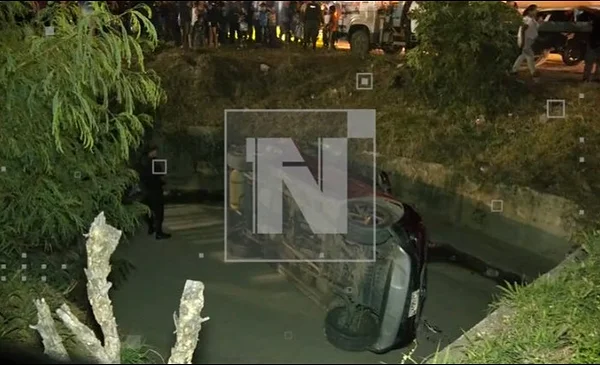 Conductor pierde el control y cae con su vehículo a canal de drenaje en ...