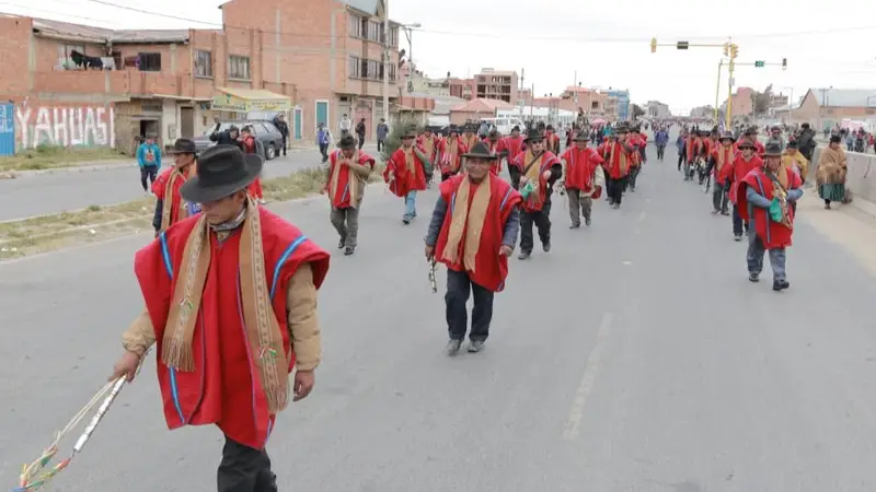 Foto: Ponchos rojos mantienen vigilia en El Alto. APG. Foto: Ponchos rojos mantienen vigilia en El Alto. APG.