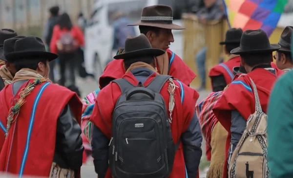 Gobierno insiste en el diálogo ante bloqueos masivos de Ponchos Rojos ...