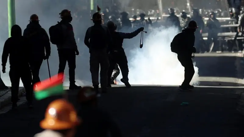 Un grupo de mineros se enfrenta con la Policía de Bolivia durante una marcha para exigir al Gobierno atención a sus demandas este jueves, en La Paz. Foto: EFE Un grupo de mineros se enfrenta con la Policía de Bolivia durante una marcha para exigir al Gobierno atención a sus demandas este jueves, en La Paz. Foto: EFE