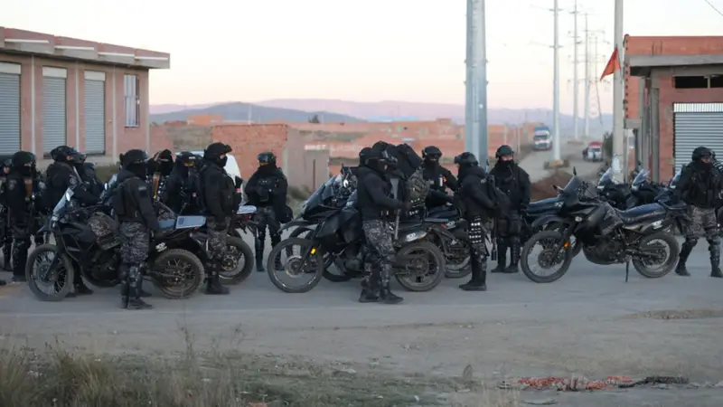 Reportan policías heridos y daños a motorizados durante desbloqueo. Foto: EFE Reportan policías heridos y daños a motorizados durante desbloqueo. Foto: EFE