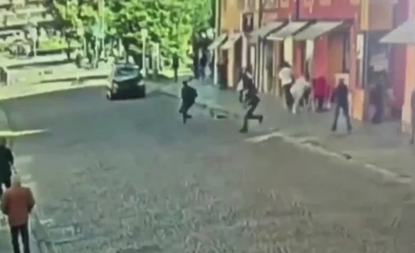 Coche embiste a una multitud en Italia: al menos ocho heridos y un ...