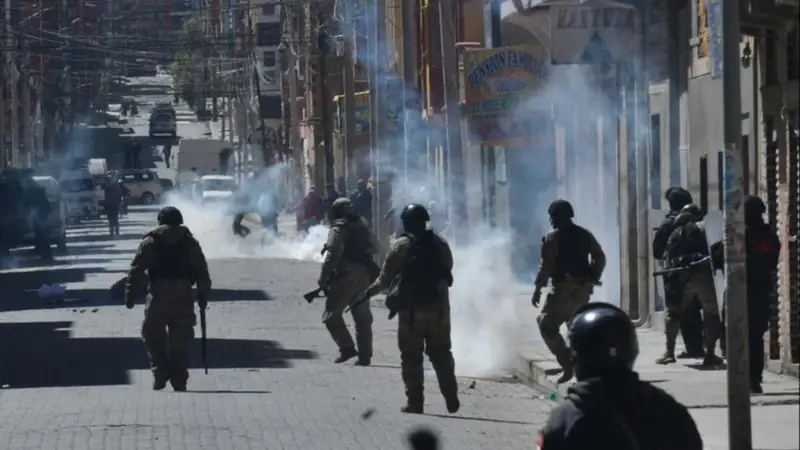 Foto: Enfrentamientos entre policías y marchistas en busca de desbloquear caminos. APG. Foto: Enfrentamientos entre policías y marchistas en busca de desbloquear caminos. APG.
