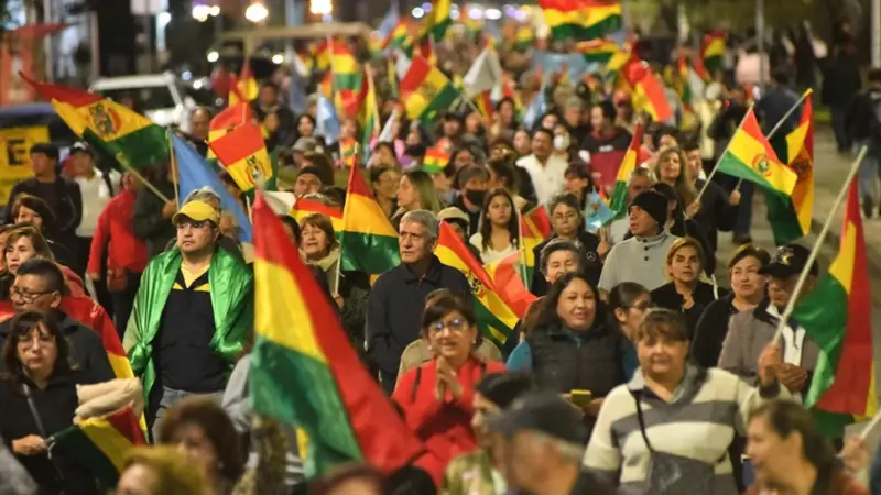 Sindicatos de comerciantes, transportistas, productores locales y juntas de vecinos, entre otros sectores, marcharon en Cochabamba, en el centro de Bolivia, "en defensa de la democracia" y para exigir el fin de los bloqueos. Foto: EFE Sindicatos de comerciantes, transportistas, productores locales y juntas de vecinos, entre otros sectores, marcharon en Cochabamba, en el centro de Bolivia, "en defensa de la democracia" y para exigir el fin de los bloqueos. Foto: EFE