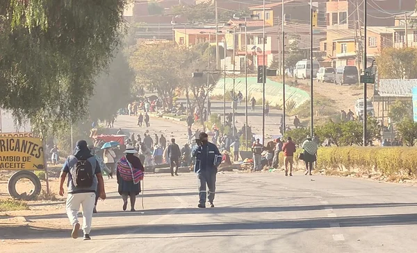 Tercer día de bloqueo en Huayllani afecta a pasajeros y obliga a usar ...