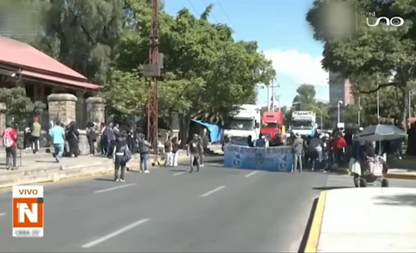 Transporte pesado protesta en la Gobernación y exige levantar bloqueos ...